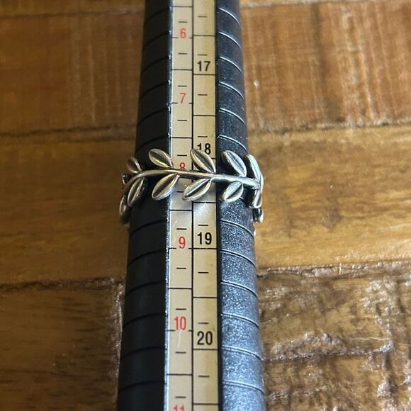 Vintage Sterling Silver Leaf Wreath Band Ring Size 8 - Picture 3 of 3